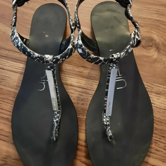 Calvin Klein Women's Samira Black Ankle Strap Thong Sandals Sz 6.5 Animal Print - Picture 2 of 6